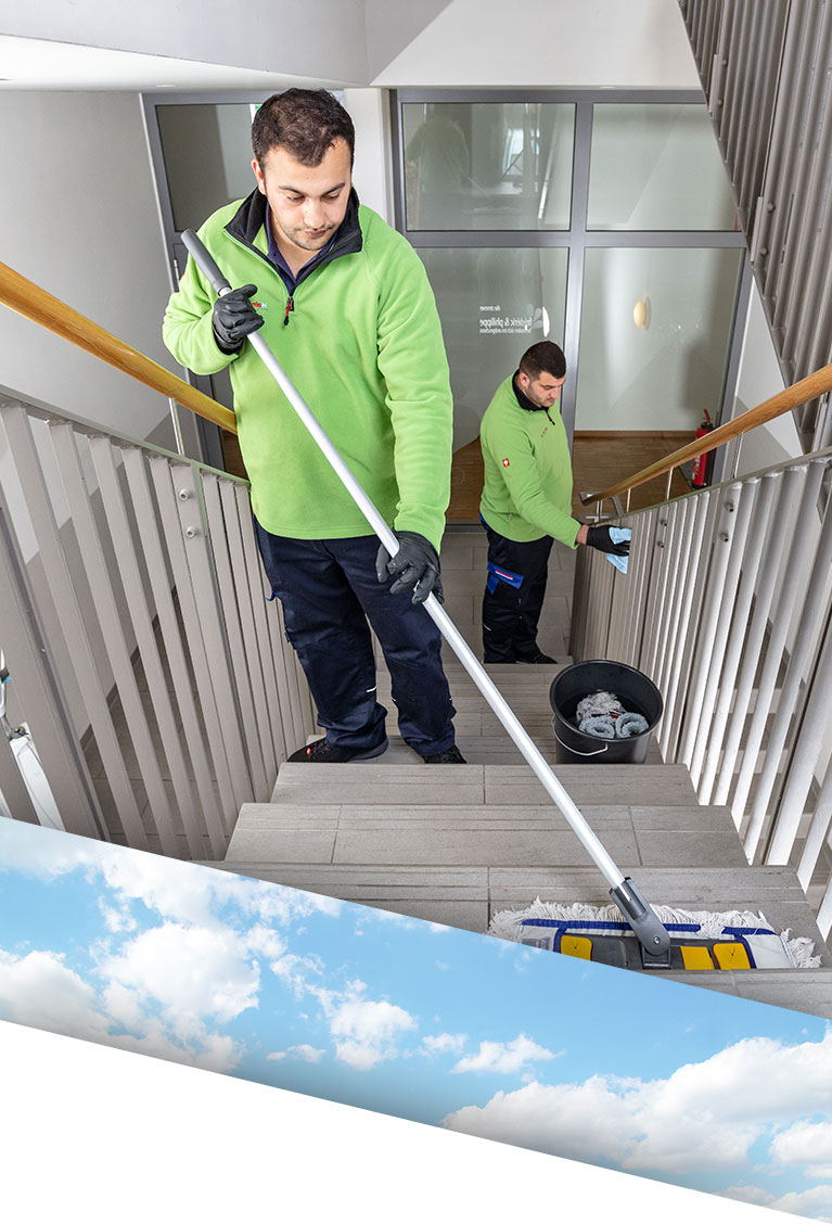 Fachkräfte beim reinigen des Treppenhaus als Teil der Hausordnung